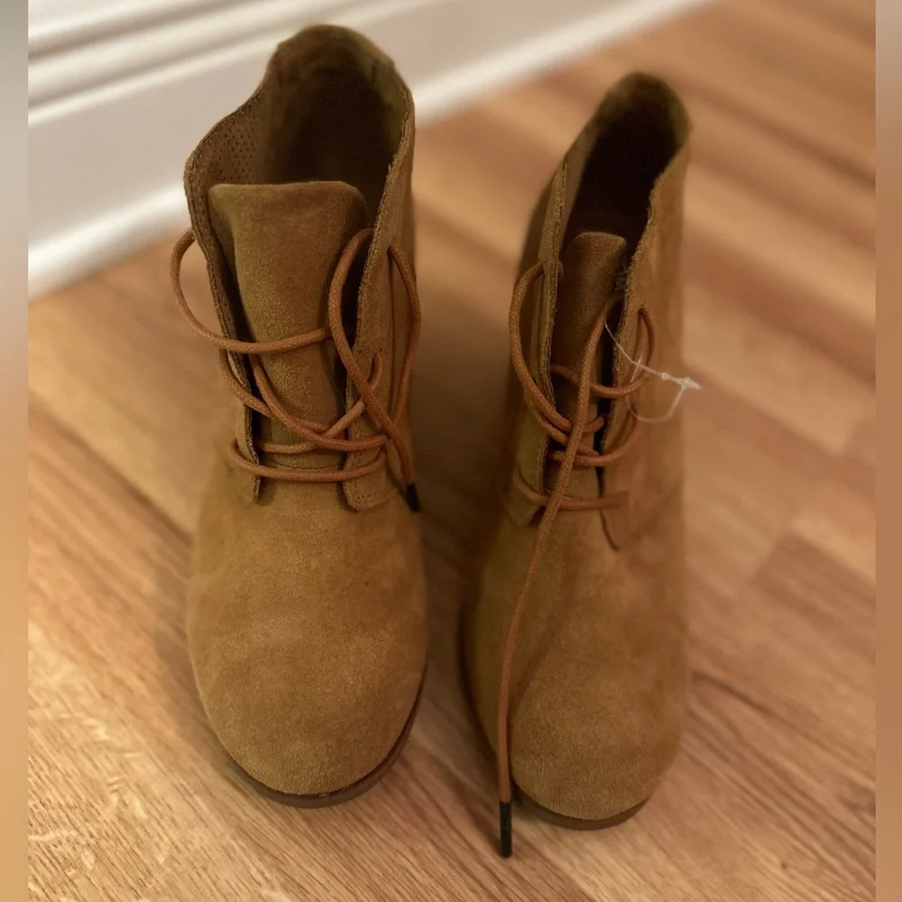 NWOT Tom's suede Light Brown Booties. Women's size 8 - Picture 7 of 7
